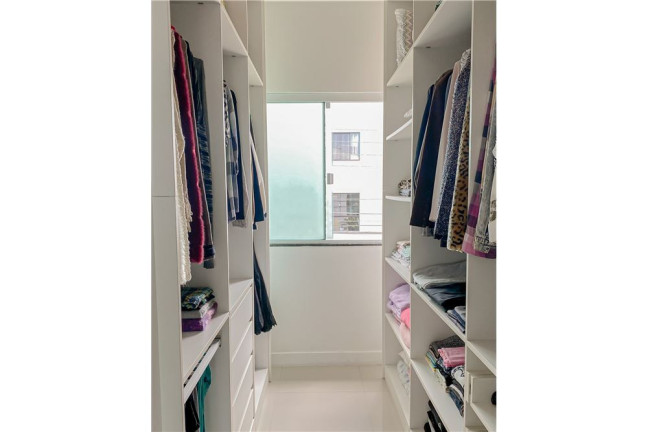 Imagem Casa com 4 Quartos à Venda, em Centro - Balneário Camboriú Imagem Casa com 4 Quartos à Venda, em Centro - Balneário Camboriú