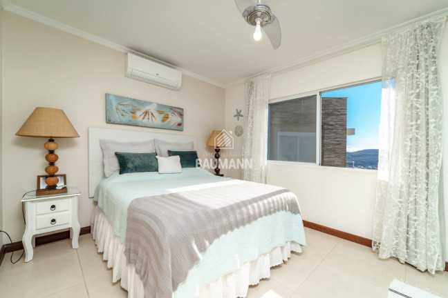Imagem Casa com 7 Quartos à Venda, 408 m² em Centro - Bombinhas Imagem Casa com 7 Quartos à Venda, 408 m² em Centro - Bombinhas