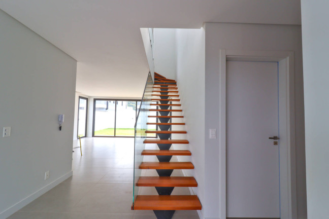 Imagem Casa com 3 Quartos à Venda, em Rio Tavares - Florianópolis Imagem Casa com 3 Quartos à Venda, em Rio Tavares - Florianópolis