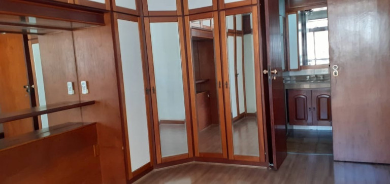 Imagem Imóvel com 4 Quartos à Venda, 181 m² em Icaraí - Niterói Imagem Imóvel com 4 Quartos à Venda, 181 m² em Icaraí - Niterói
