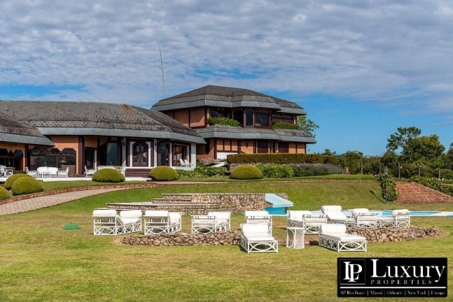 Imagem Casa com 8 Quartos à Venda, em Nova Capivari - Campos Do Jordão Imagem Casa com 8 Quartos à Venda, em Nova Capivari - Campos Do Jordão