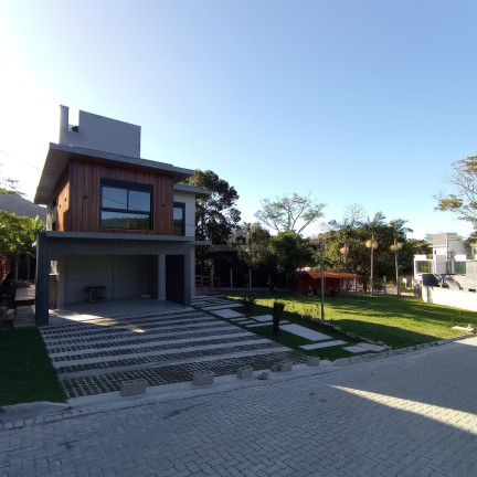 Casa com 3 Quartos à Venda, 339 m² em Praia De Taquaras - Balneário Camboriú