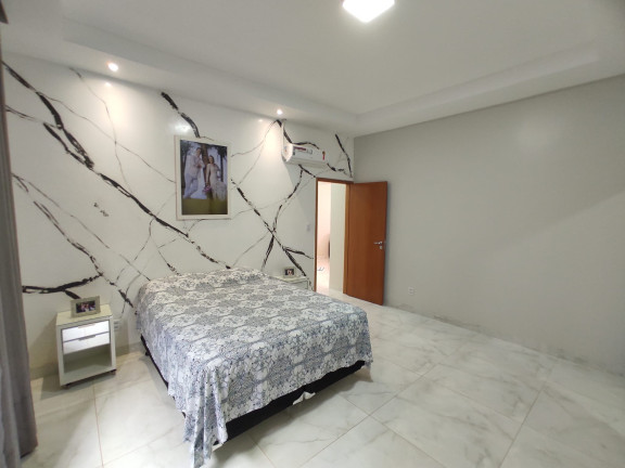 Imagem Imóvel com 
            	3             Quartos à Venda, 264 m² em 
            	Jardim Marista             - 
            	Trindade            