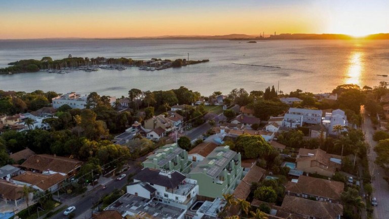 Imagem Casa com 3 Quartos à Venda,  em Vila Assunção - Porto Alegre