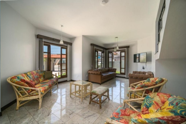 Imagem Casa com 5 Quartos à Venda, em Canto Grande - Bombinhas Imagem Casa com 5 Quartos à Venda, em Canto Grande - Bombinhas