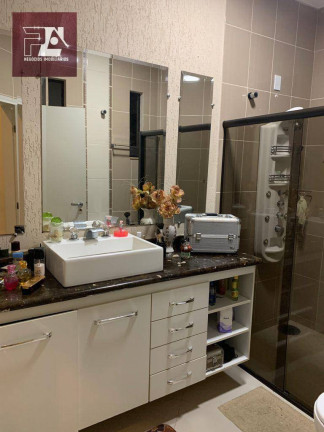 Imagem Casa com 2 Quartos à Venda, 300 m² em Centro - Lorena Imagem Casa com 2 Quartos à Venda, 300 m² em Centro - Lorena