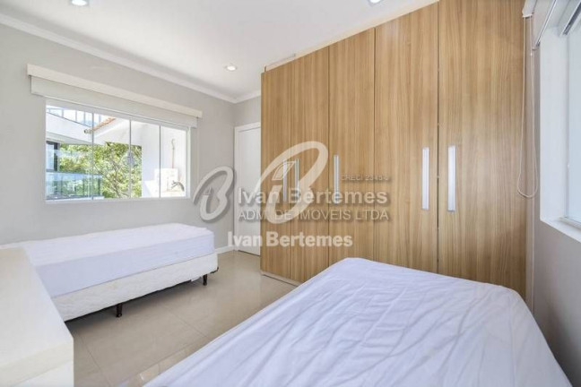 Imagem Casa com 5 Quartos para Temporada, em Zimbros - Bombinhas Imagem Casa com 5 Quartos para Temporada, em Zimbros - Bombinhas