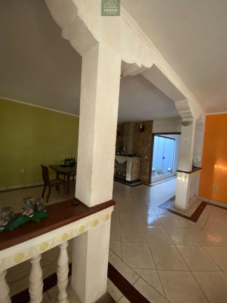 Imagem Casa com 3 Quartos à Venda, 250 m²
