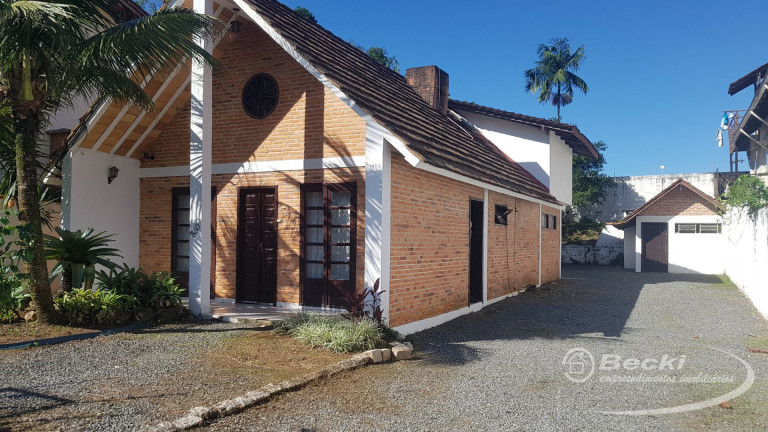 Imagem Casa com 6 Quartos à Venda, 166 m² em Atiradores - Joinville Imagem Casa com 6 Quartos à Venda, 166 m² em Atiradores - Joinville