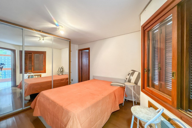 Imagem Casa com 3 Quartos à Venda, 300 m² em Três Figueiras - Porto Alegre Imagem Casa com 3 Quartos à Venda, 300 m² em Três Figueiras - Porto Alegre