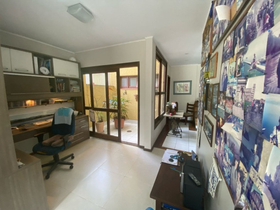 Imagem Casa com 3 Quartos à Venda, 293 m² em Jardim Do Salso - Porto Alegre Imagem Casa com 3 Quartos à Venda, 293 m² em Jardim Do Salso - Porto Alegre