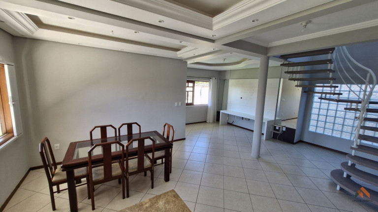 Imagem Casa com 3 Quartos à Venda, 240 m²