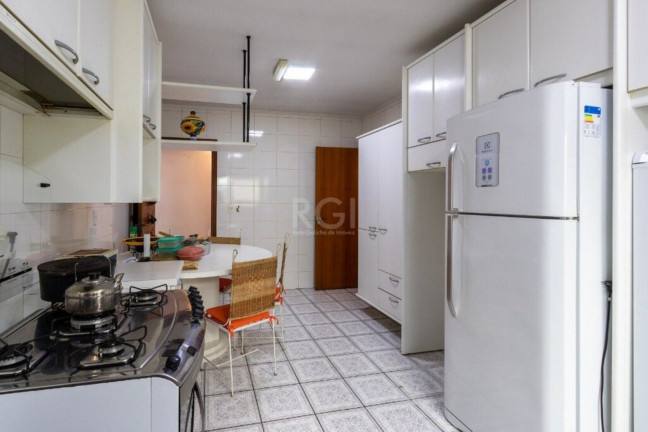 Imagem Imóvel com 4 Quartos à Venda, em Cavalhada - Porto Alegre Imagem Imóvel com 4 Quartos à Venda, em Cavalhada - Porto Alegre