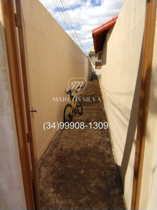 Imagem Casa com 3 Quartos à Venda, 250 m² em Santa Mônica - Uberlândia Imagem Casa com 3 Quartos à Venda, 250 m² em Santa Mônica - Uberlândia