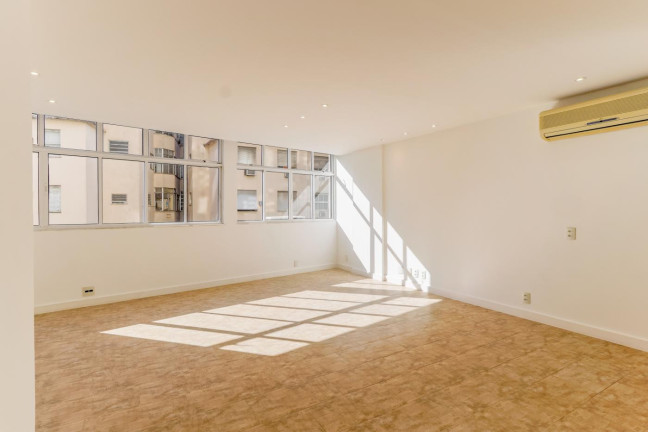 Imagem Apartamento com 2 Quartos à Venda,  em Copacabana - Rio De Janeiro