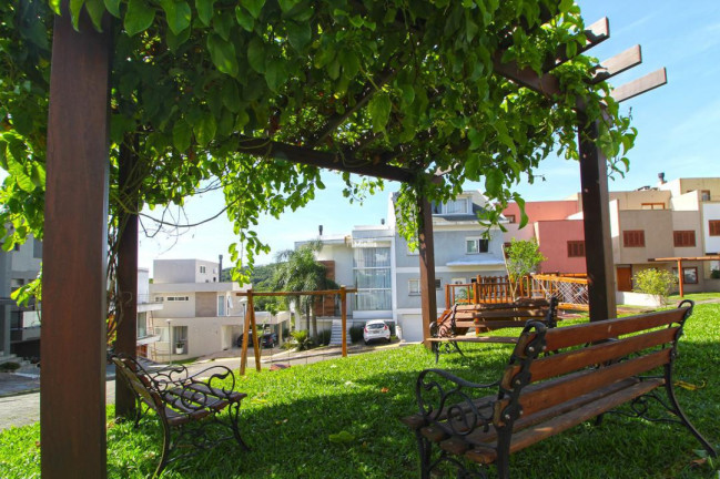 Imagem Casa com 3 Quartos à Venda, 240 m² em Vila Nova - Porto Alegre Imagem Casa com 3 Quartos à Venda, 240 m² em Vila Nova - Porto Alegre
