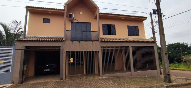 Sobrado com 4 Quartos à Venda, 218 m² em Pioneiros Catarinenses - Cascavel