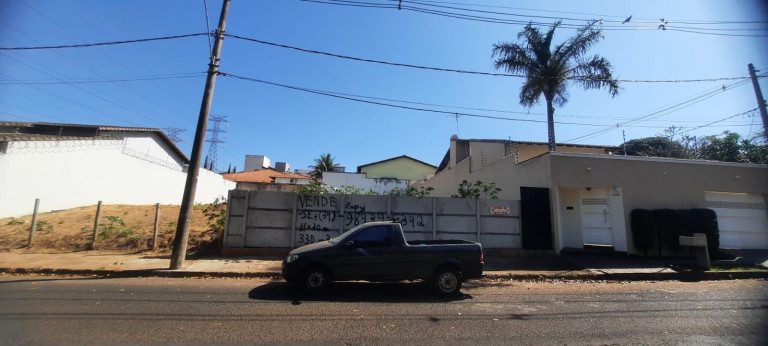 Terreno à Venda, 330 m² em Lagoinha - Uberlândia
