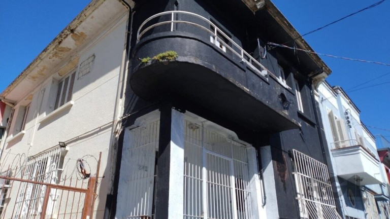 Imagem Casa com 5 Quartos à Venda, em Azenha - Porto Alegre Imagem Casa com 5 Quartos à Venda, em Azenha - Porto Alegre