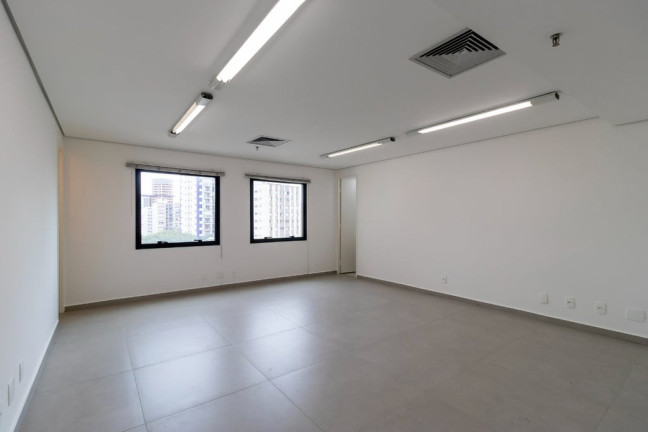 Sala Comercial à Venda, 29 m² em Moema - São Paulo