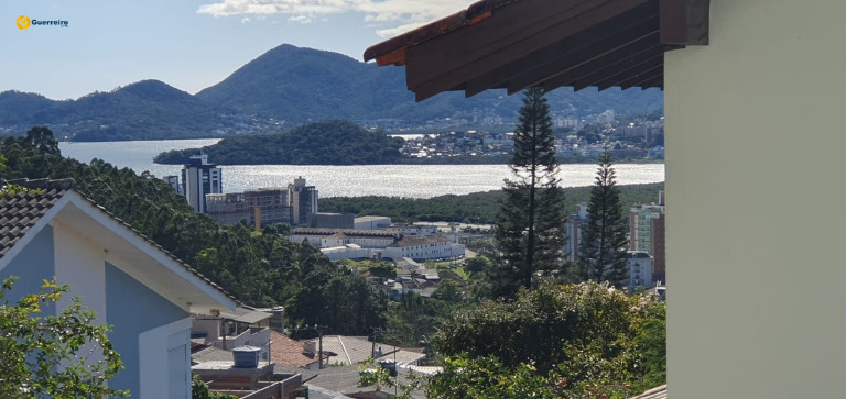 Imagem Casa com 3 Quartos à Venda, 304 m² em Trindade - Florianópolis Imagem Casa com 3 Quartos à Venda, 304 m² em Trindade - Florianópolis