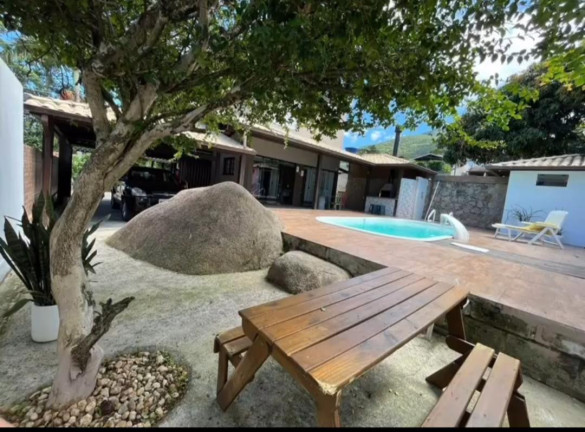 Imagem Casa com 3 Quartos para Alugar,  em Praia De Fora - Palhoça