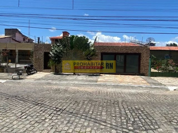 Casa com 4 Quartos à Venda,  em Candelária - Natal