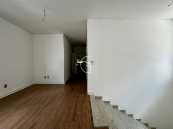 Imagem Sobrado com 4 Quartos à Venda, 367 m² em América - Joinville