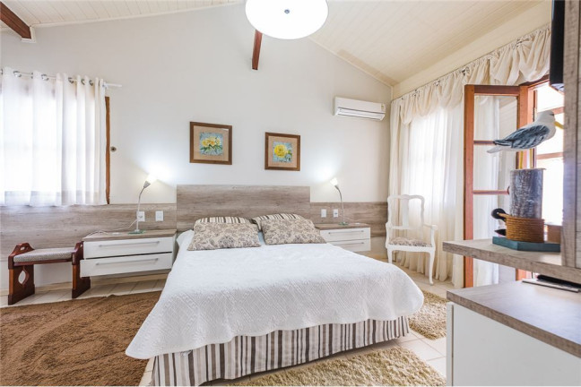 Imagem Casa com 5 Quartos à Venda, em Cacupé - Florianópolis Imagem Casa com 5 Quartos à Venda, em Cacupé - Florianópolis