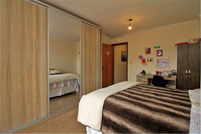Imagem Casa com 3 Quartos à Venda, em Guarujá - Porto Alegre Imagem Casa com 3 Quartos à Venda, em Guarujá - Porto Alegre