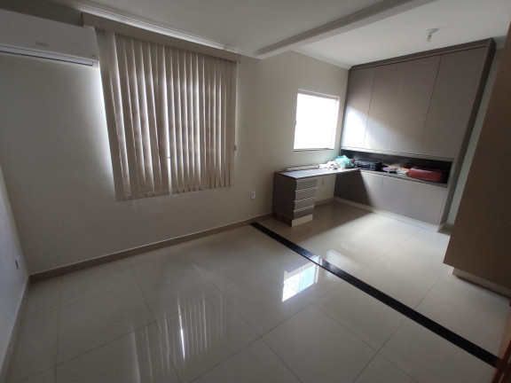 Imagem Imóvel com 
            	3             Quartos à Venda, 275 m² em 
            	Jardim Canedo 1             - 
            	Senador Canedo            