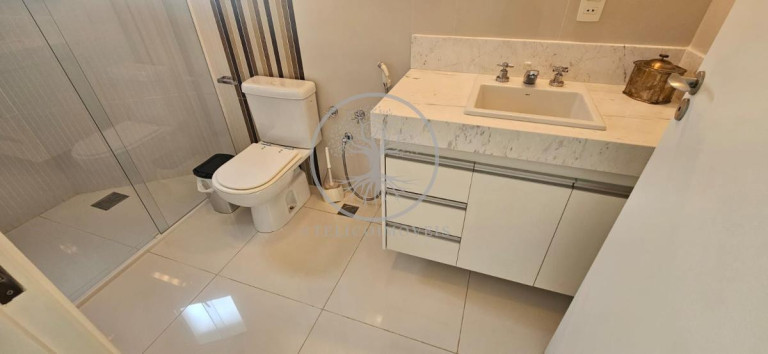 Imagem Casa de Condomínio com 4 Quartos à Venda, 414 m²