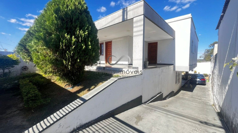 Imagem Casa com 3 Quartos à Venda, 552 m² em Célvia - Vespasiano
