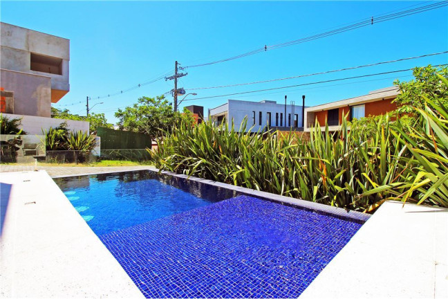 Imagem Casa com 4 Quartos à Venda, em Vila Nova - Porto Alegre Imagem Casa com 4 Quartos à Venda, em Vila Nova - Porto Alegre