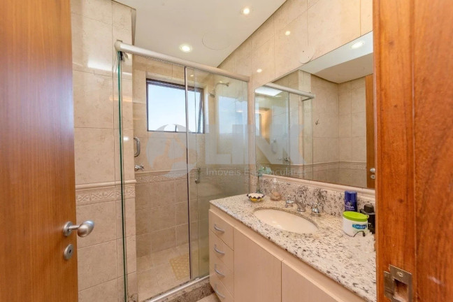 Imagem Apartamento com 3 Quartos à Venda, 240 m² em Moinhos De Vento - Porto Alegre