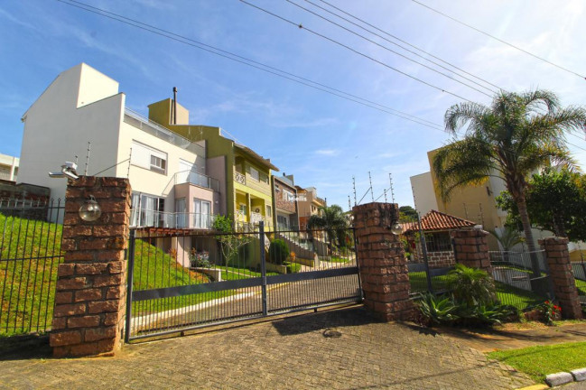 Imagem Casa com 3 Quartos à Venda, 240 m² em Vila Nova - Porto Alegre Imagem Casa com 3 Quartos à Venda, 240 m² em Vila Nova - Porto Alegre