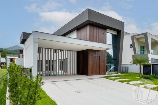 Casa com 4 Quartos à Venda, 317 m² em Santa Regina - Camboriú
