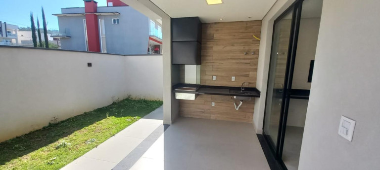 Imagem Imóvel com 4 Quartos à Venda, 200 m² Imagem Imóvel com 4 Quartos à Venda, 200 m²