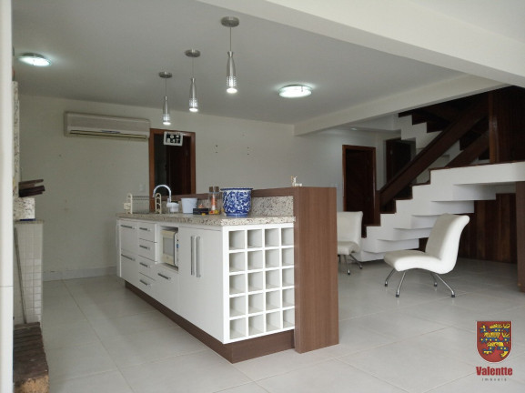 Imagem Casa com 6 Quartos à Venda, em Coqueiros - Florianópolis Imagem Casa com 6 Quartos à Venda, em Coqueiros - Florianópolis