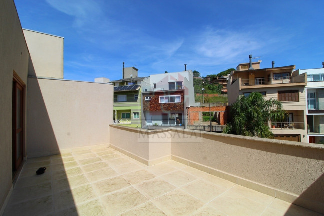Imagem Casa com 3 Quartos à Venda, 240 m² em Vila Nova - Porto Alegre Imagem Casa com 3 Quartos à Venda, 240 m² em Vila Nova - Porto Alegre