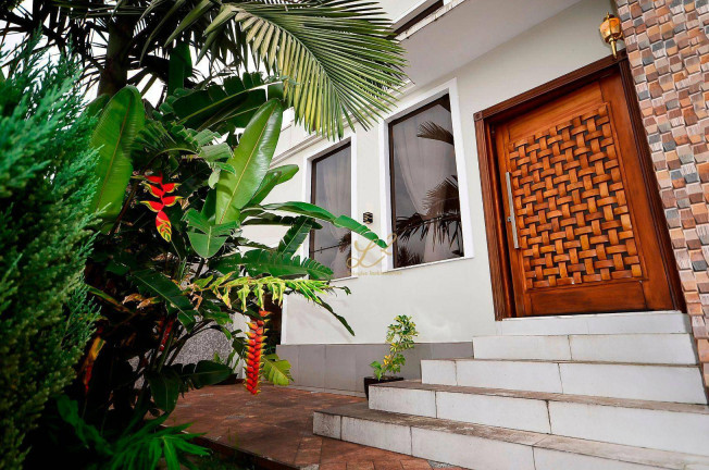 Imagem Casa com 6 Quartos à Venda, 450 m² em Bacacheri - Curitiba Imagem Casa com 6 Quartos à Venda, 450 m² em Bacacheri - Curitiba