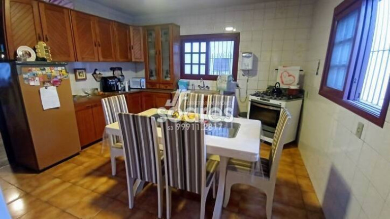 Imagem Sobrado com 5 Quartos à Venda, 309 m² em Centro - Pelotas