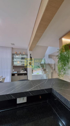 Imagem Casa com 4 Quartos à Venda, 513 m² em Centro - Bombinhas Imagem Casa com 4 Quartos à Venda, 513 m² em Centro - Bombinhas