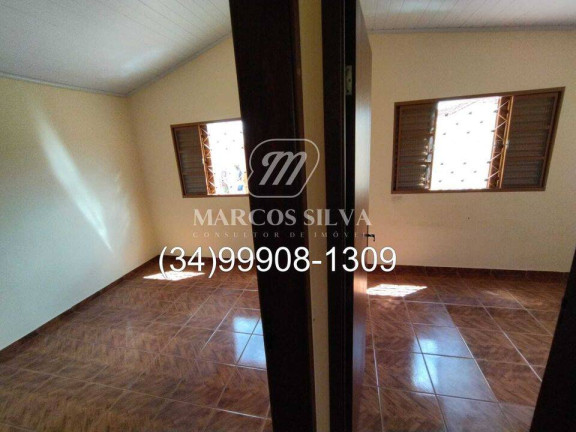 Imagem Casa com 3 Quartos à Venda, 250 m² em Santa Mônica - Uberlândia Imagem Casa com 3 Quartos à Venda, 250 m² em Santa Mônica - Uberlândia