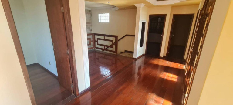 Imagem Casa com 6 Quartos à Venda, 245 m² Imagem Casa com 6 Quartos à Venda, 245 m²