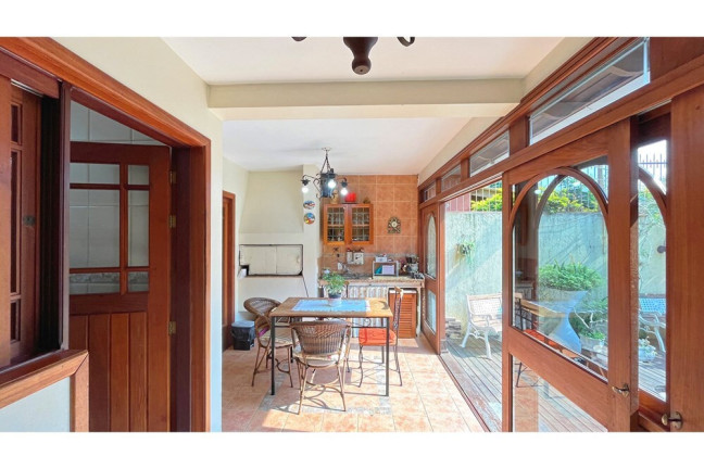 Imagem Casa com 5 Quartos à Venda, em Ipanema - Porto Alegre Imagem Casa com 5 Quartos à Venda, em Ipanema - Porto Alegre