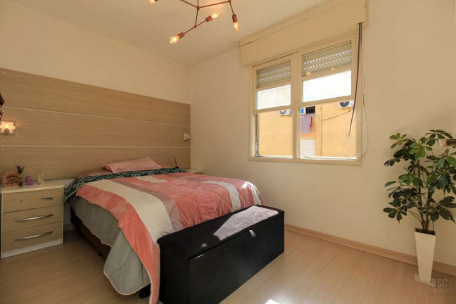 Imagem Imóvel com 2 Quartos à Venda, 51 m² em Cristal - Porto Alegre Imagem Imóvel com 2 Quartos à Venda, 51 m² em Cristal - Porto Alegre