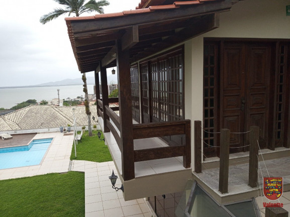 Imagem Casa com 6 Quartos à Venda, em Coqueiros - Florianópolis Imagem Casa com 6 Quartos à Venda, em Coqueiros - Florianópolis
