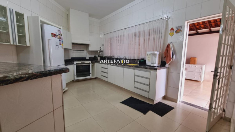 Imagem Casa com 3 Quartos à Venda, 600 m² Imagem Casa com 3 Quartos à Venda, 600 m²
