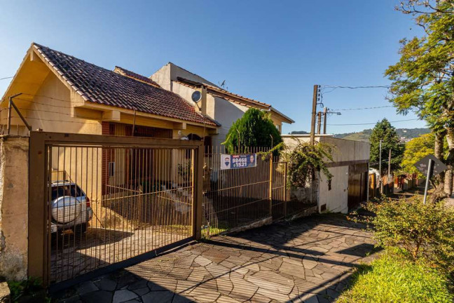 Casa com 3 Quartos à Venda,  em Medianeira - Porto Alegre